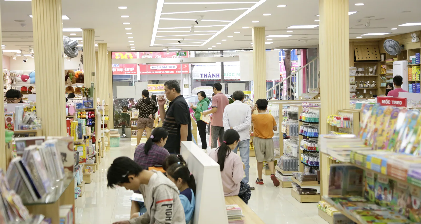 Không gian sáng và đa dạng tại Nhà Sách Lạc Hồng
